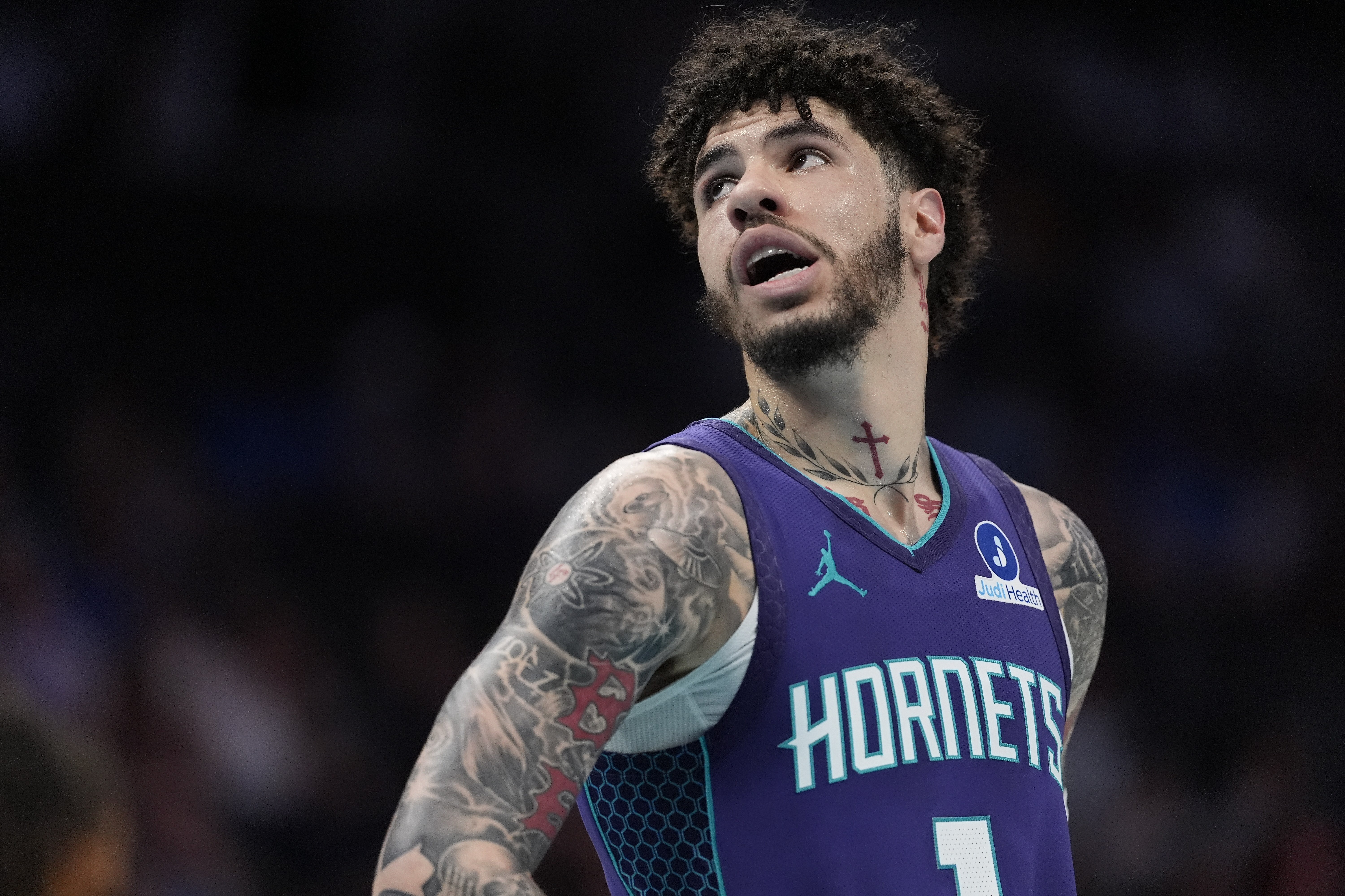 博鱼体育-虎头蛇尾！拉梅洛·鲍尔24中12&amp;三分15中6空砍36+5+6 末节零分